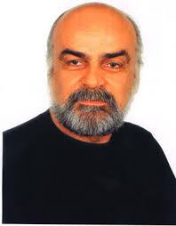 80'li yıllarda seslendirme sanatçısı olarak görev yaparken tiyatro sahnesine adım atan emektar isim birçok tiyatro oyunu, dizi ve filmde rol aldı. Huseyin Ozay 143382 Uludag Sozluk Galeri