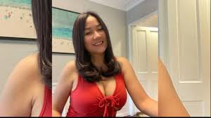 Tante Ernie Bicara Soal Karma Sambil Pose Diatas Ranjang, Netter: Aku  Suka....