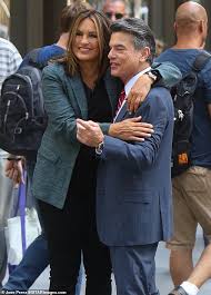 Svu cast and guest stars in season 1 vs. Mariska Hargitay Hugs Law Order Svu Castmate Peter Gallagher While They Film With Ice T Daily Mail Online