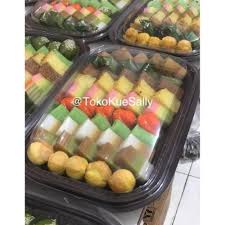 Kue basah dan roti adalah makanan yang paling banyak disukai masyarakat. Toko Kue Vivi