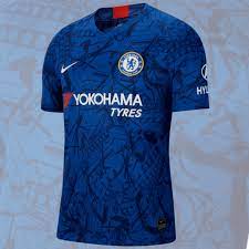 Wir bieten dir diese nike trikots sehr gerne in drei varianten an, wie sie auch von den spielern genutzt werden, nämlich und selbstverständlich findest du nächstes jahr dann auch das aktuelle fc chelsea trikot 2021 / 2022 wieder bei uns im shop! Fc Chelsea Heimtrikot 19 20 Sport Angebote De