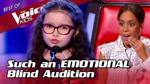 Emma wist tijdens the voice kids meerdere malen de studio muisstil te krijgen en de nodige tranen te laten rollen met haar bijzondere stem! 9 Year Old Makes The Coaches Cry During Her Blind Audition In The Voice Kids Youtube