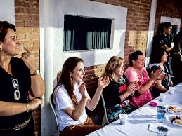 Sandra regina gomes, the inmate who is now von richthofen's wife, is serving. Transferida Para Outra Prisao Sandra Troca Cartas Com Suzane Von Richthofen Revista Marie Claire Comportamento