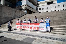 기자회견을 열고 '국정농단 범죄자, 특정경제가중처벌법을 위반한 이재용 사면 시도 중단'을 촉구하고 있다. ì´ìž¬ìš© ì‚¬ë©´ ë°˜ëŒ€ ê·œíƒ„ êµ­ë¯¼ì€ ê³µê°í•œ ì  ì—†ë‹¤ ì‚¬íšŒì¼ë°˜ ì‚¬íšŒì—°ëŒ€ ê¸°ì‚¬ë³¸ë¬¸ ë…¸ë™ê³¼ì„¸ê³„