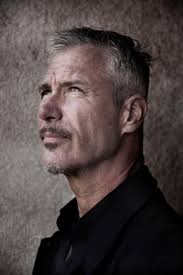 Voor eric corton hebben wij al tijden (of altijd?) een zwakke plek, maar nu de presentator en acteur gezonder en bewuster is gaan leven, ziet hij er beter uit dan ooit. Eric Corton Speelt Voor Het Laatst Ma Kippenvel Zei Mijn Vader Na Afloop Het Parool