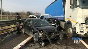Auto contro furgone, 4 morti. Maxi Incidente In Tangenziale Sud Traffico Bloccato E Lunghe Code