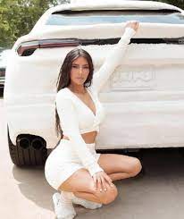 Kimberly noel kardashian west (born october 21, 1980) is an american media personality, socialite, model, businesswoman, producer, and actress. Kim Kardashian Hat Ihren Lamborghini Urus In Plusch Gekleidet