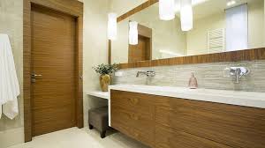 In bagni stretti e lunghi non vanno utilizzati lampadari pendenti che metterebbero in risalto la forma della sta. Idee Pratiche Per Arredare Un Bagno Stretto E Lungo