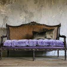 pretty purple velvet settee ห องนอน