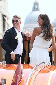 Schweinsteiger trat im dunklen anzug vor den altar der kirche santa maria della misericordia. Die Romantischen Traumhochzeiten Unserer Fussballstars Gala De