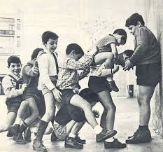 A qué jugaban antes nuestros familiares? Asi Jugaban Los Ninos Antes De La Tecnologia Justo En La Infancia Con Imagenes Juegos De Calle Ninos Jugando Juegos De Infancia