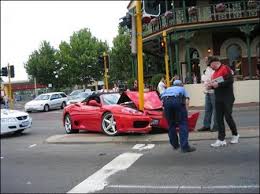 El accidente fue grabado por una cámara de seguridad que captó el momento exacto en el que el conductor de un ferrari pierde el control y lo estrella. Accidente De Un Ferrari 360 Spider Contra Una Farola