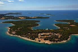 Pogled na jedan dio nacionalnog parka brijuni, točnije na crkvicu svetog germana. Nationalpark Brijuni Kroatien Reisefuhrer