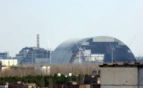 Na de ramp is er een betonnen laag om de reactor heen. In Tsjernobyl Fladderen De Vlinders 30 Jaar Na De Ramp Met De Kerncentrale Die Een Nieuwe Sarcofaag Voor Ontmanteling Krijgt Nemo Kennislink