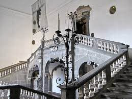Nel 1679, la famiglia serra, di origine genovese ma ormai a napoli dal xii secolo, nella persona di giuseppe serra, acquistò da chiara penchi un palazzo, ubicato appunto tra le due vie sopra citate. Datei Napoli Palazzo Serra Di Cassano Scalone Jpg Wikipedia