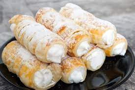 1 rotolo di pasta sfoglia 25 cl di latte 2 tuorli d'uovo 1 bacca di vaniglia 60 gr di zucchero 30 gr di maizena 1 tuorlo d'uovo per la doratur. Cannoli Di Pasta Sfoglia Con Panna Montata Ricetta Ricette Ricette Fatte In Casa Cannoli