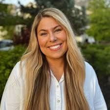 Stephanie Nixon's Instagram, Twitter & Facebook