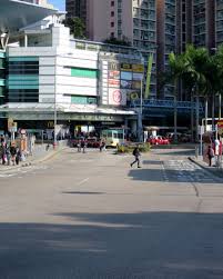 秀茂坪（英語： sau mau ping ）位於香港 九龍東部，是九龍主要的住宅區之一，主要以公共屋邨組成，行政上屬於觀塘區，東面連接西貢區。 第二次世界大戰後人口增加，香港政府於1950年代至1960年代在秀茂坪興建徙置區，後來逐漸演變成秀茂坪邨，共近44幢大廈。 附近設有秀茂坪警署及基督教聯合. ç§€èŒ‚åªå•†å ´ é¦™æ¸¯å·´å£«å¤§å…¸ Fandom