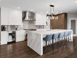 Whether you're looking to expand your counter space for food prep or need a little extra storage, kitchen islands are a chic and practical solution. Island Forward Modern Kitchen Modern Kuche Chicago Von The Kitchen Master Houzz