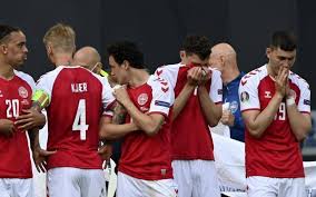 Christian eriksen of denmark goes down injured as teammates call for assistance during the uefa shocking scenes in denmark vs finals match, as christian eriksen suddenly collapses to the. Danen Star Eriksen Bei Bewusstsein Spiel Wird Fortgesetzt Radio K W