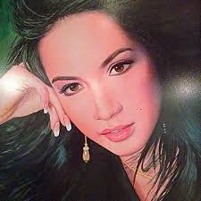 Elsa Navarrete's Instagram, Twitter & Facebook