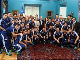En la segunda parte, el local intentó salir con la misma intensidad de los minutos iniciales, pero el buen trabajo defensivo visitante no permitió. Historia Del Club Universidad De Chile Wikipedia La Enciclopedia Libre