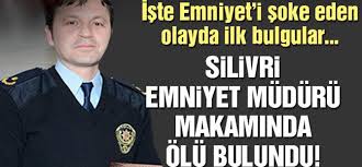 İçeriye giren bir polis memuru tarafından yerde cansız halde bulunan silivri emniyet müdürü hakan çalışkan'ın intihar ettiği tespit edildi. Silivri Ilce Emniyet Muduru Hakan Caliskan Makaminda Olu Bulundu