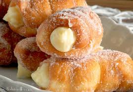 Il cannolo, se rellena básicamente, con una suave crema de ricotta y condimentado con una combinación de fruta confitada y pepitas de chocolate amargo, aunque hay diferentes rellenos, al. Cannoli Fritti Ripieni Di Crema Pasticcera Ricettesfiziosedirosaria Ricette Idee Alimentari Dolci Fritti