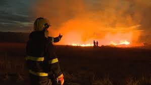 I pompieri arrivati dalla centrale con un'autopompa due autobotti un'autoscala e altri mezzi di supporto e 20 operatori coordinati del funzionario di turno e dal comandante, sono. Incendi E Caldo Fino A 38 Un Inizio Di Settimana Da Bollino Rosso A Cammarata Arrestato Un Piromane La Repubblica