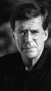 Por que me interesso pela literatura? Porque ela me leva para mundos  possíveis. Ela me aponta mundos possíveis. E o faz sem ne