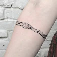 Pin By Marcia Lodde On Tatts Ya Geometric Tattoo Tattoo Styles Ouroboros Tattoo