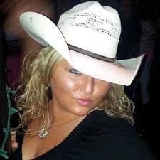 Lacey Bradshaw (@_blondieblue_)