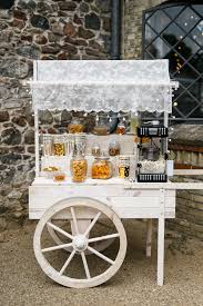 Ochsenstall Schloss Britz Hochzeit Hochzeitsfotograf Berlin Hochzeit Schokoriegel Hochzeitsgaste Hochzeitsfotograf