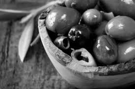 Da esse si ricava l'olio che viene lavorato nei frantoi e distribuito anche a tale proposito, ecco una guida con alcuni utili consigli su come conservare correttamente le olive verdi. Come Si Fanno Le Olive In Salamoia Frantoio San Martino