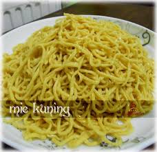 Mie kuning (mie giling) 2. Membuat Mie Kuning Cobek Corner