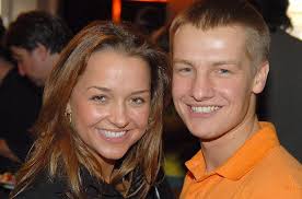 Aneta Piotrowska zaczynała w "TzG" jako 20-latka. Dziś jest dojrzałą  kobietą, która lubi poprawiać urodę