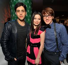 The drake & josh inn: The Drake And Josh House Is No Longer For Sale Drake Bell Tweets House Is Under Construction