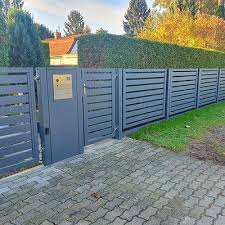 Polnische sichtschutzzäune bergen eine eindrucksvolle auswahl an sichtschutz ideen, vielfältiger materialien und modelle mit höchsten qualitätsansprüchen. Md Zaun Metallzaune Aus Polen Modern Metall Zaune Und Schiebetore Mit Montage Metallzaun Schiebetor Zaun