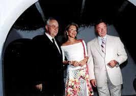 Βρίσκοντας μάλιστα και συνέταιρο, την κυρία βαρβάρα βερνίκου, . Poia Einai H Gynaika Toy Antra Pisw Apo Ta Perifhma 3yrafakia Toy Bic