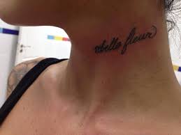 Algo muy importante, acude a un lugar que esté acondicionado para tal fin, que disponga de licencia, que use materiales desechables. Tattoo Cuello Hombre Frases Novocom Top