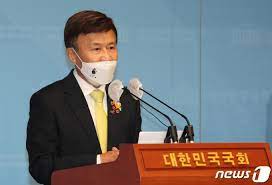 김원웅 광복회장의 모친 전월선(全月善) 씨에 이어 부친인 김근수(金根洙) 씨까지 독립유공자 허위 기록. ë³´í›ˆì²˜ ê¹€ì›ì›… ê´'ë³µíšŒìž¥ ë¶€ëª¨ ë…ë¦½ìœ ê³µìž ë§žë‹¤ The300