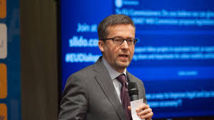 Carlos manuel félix moedas (beja, portugal, 10 august 1970) is a portuguese civil engineer, economist and politician of the social democratic party (psd). Carlos Moedas Em Lisboa Para Conferencia Da Rtp