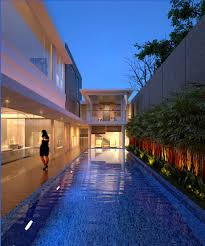 Kolam renang berbentuk persegi panjang sering ditemukan di rumah minimalis. Rumah Mewah Modern Minimalis Dengan Kolam Renang Homify