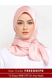 Bidang 45 inch jahitan tepi crochet mudah bentuk selesa dipakai pilihan warna: Tudung Bawal Satin Vercato Pearly In Light Pink Baju Kurung Pink Fashion