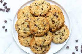 Coba yuk resep cookies yang cara bikinnya beda dari biasanya, rolled cookies. Resep Mudah Chocolate Chip Cookies Kue Yang Renyah Digigit Dan Enak