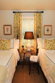 22 Guest Bedrooms With Captivating Twin Bed Designs Twin Beds Guest Room Small Guest Rooms Small Guest Bedroom