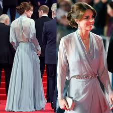 Ein runder teppich schafft ein wohnliches gefühl ohne ecken und kanten. Herzogin Kate Ohne Bh Auf Dem Roten Teppich Star Kleider Die Promi Looks Vom Roten Teppich Cosmopolitan