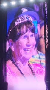 Margaret, la mamma di Anthony, che festeggia il suo 80° compleanno a  Chicago. 19/08/22. Una serata meravigliosa. ❤️ : r/RedHotChiliPeppers