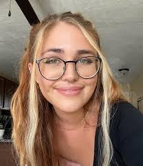 Danielle Leek's Instagram, Twitter & Facebook