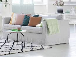 Twistez votre décoration intérieure en relookant un vieux meuble. Lecon De Deco Relooker Son Canape Sans Le Changer Elle Decoration